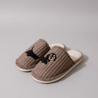 Chaussons motif chien teckel en beige avec dessin d'un teckel noir sur le devant