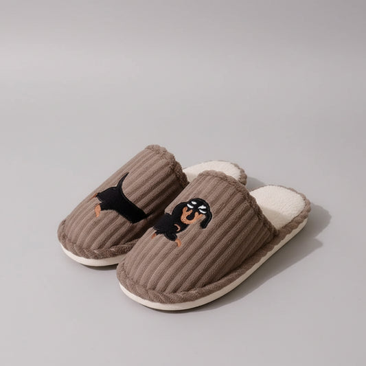 Chaussons motif chien teckel en beige avec dessin d'un teckel noir sur le devant