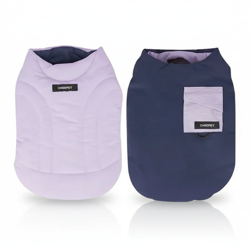 Veste réversible pour teckel en violet et bleu marine, douce et légère pour le confort des chiens.