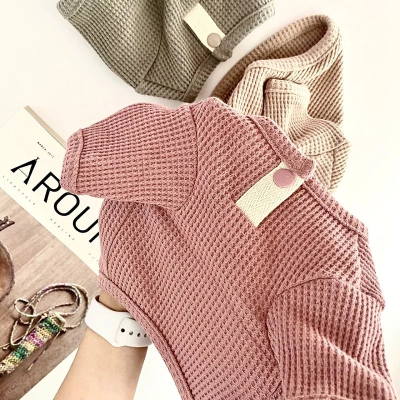 Chemise élégante pour chien en tissu texturé rose avec col et bouton décoratif
