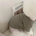 Load image into Gallery viewer, Chien blanc portant une chemise élégante pour chien en tissu texturé gris clair
