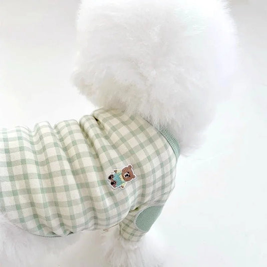 T-shirt pour chien confortable à carreaux verts et blancs avec petit motif ours brodé
