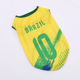 Load image into Gallery viewer, T-shirt chien jaune du Brésil avec le numéro 10 pour les fans de sport canins
