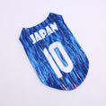 Load image into Gallery viewer, T-shirt chien avec motif bleu inspiré de l'équipe du Japon et numéro 10
