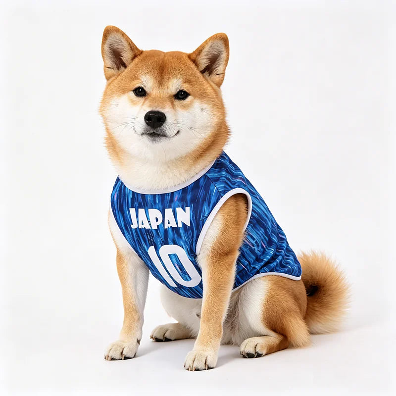 T-shirt chien bleu avec le mot JAPAN et le numéro 10, parfait pour les animaux de compagnie élégants