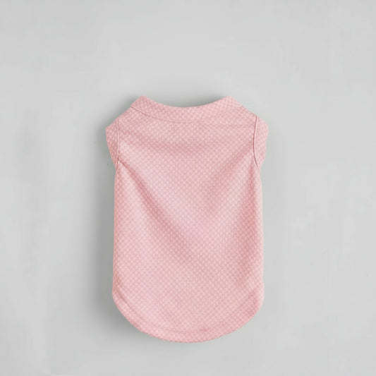 T-shirt pour chien petit rose à motif léger de la marque Oscar et Plume sur cintre perlé