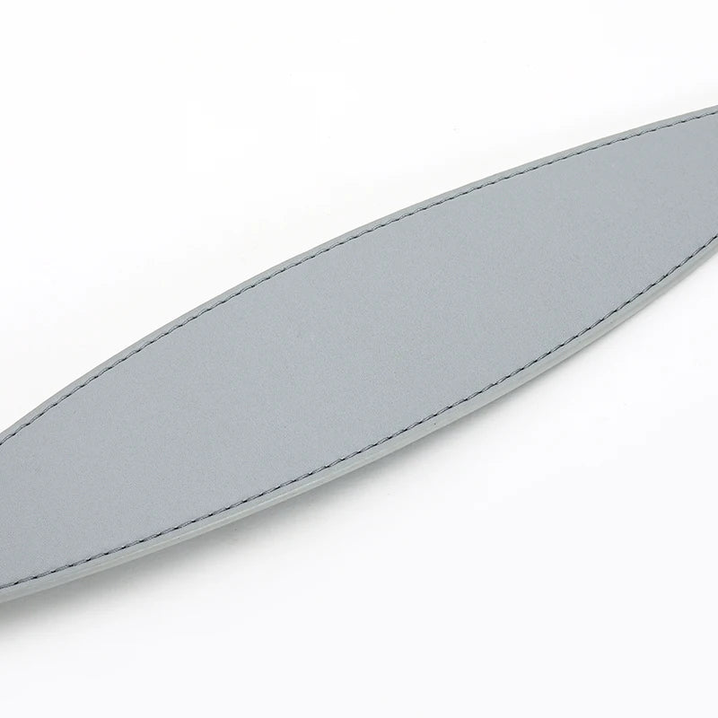 Détail rembourré gris du collier et laisse lévrier Oscar et Plume en cuir synthétique avec surpiqûres