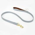 Load image into Gallery viewer, collier et laisse lévrier Oscar et Plume en cuir gris avec poignée rembourrée intérieure brune et mousqueton doré
