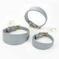 Load image into Gallery viewer, Trois colliers gris en cuir avec boucles dorées Oscar et Plume collier et laisse lévrier
