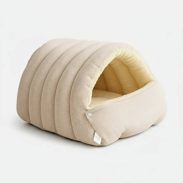 Cocon chaud pour chat en tissu confortable beige avec une forme douillette et accueillante