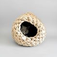Charger l'image dans la visionneuse de la galerie, Cocon en coton biologique pour chat de Oscar et Plume, doux et confortable, parfait pour le repos des félins
