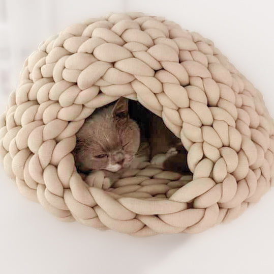 Cocon en coton biologique pour chat, offrant un espace douillet et confortable pour le repos.