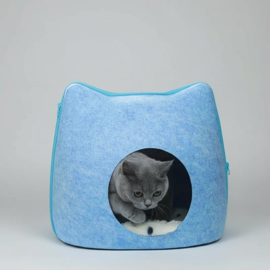 Cocon feutre pour chat bleu clair en forme de tête de chat avec un chat gris à l'intérieur