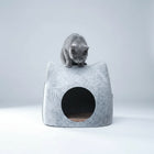 Cocon feutre pour chat gris clair de la marque Oscar et Plume avec chat gris posé au sommet