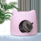 Cocon feutre pour chat rose avec forme oreilles et chat gris à l'intérieur