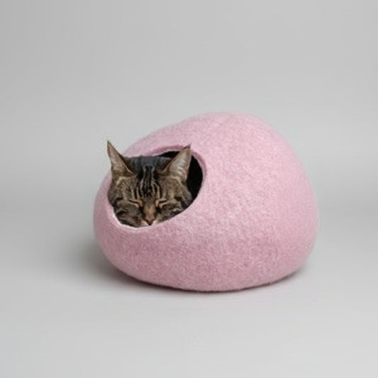 Chat endormi dans un cocon laine mérinos pour chat rose de la marque Oscar et Plume