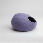 Cocon laine mérinos pour chat en violet avec un autre en rose pour un nid douillet et confortable