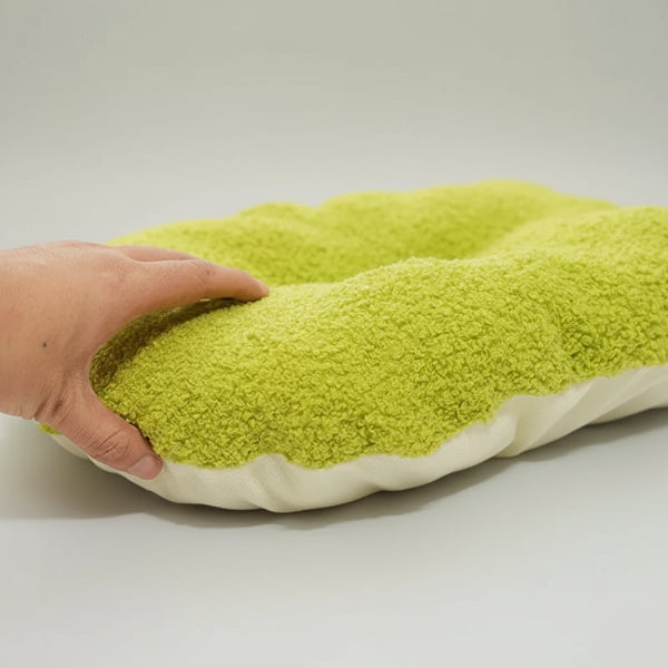 Cocon pour chat en peluche vert doux et confortable, idéal pour le repos de votre félin