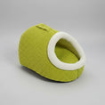 Load image into Gallery viewer, Cocon pour chat en peluche vert doux avec une ouverture confortable pour le repos des félins

