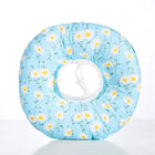 Collerette réglable pour chat avec un motif de fleurs blanches sur fond bleu