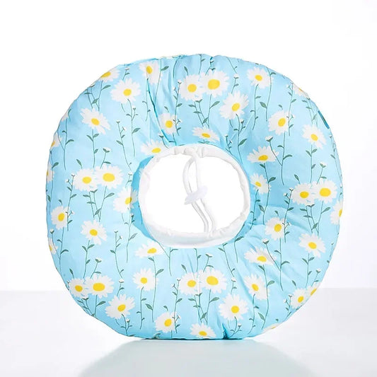 Collerette réglable pour chat avec un motif de fleurs blanches sur fond bleu