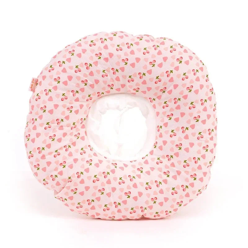 Collerette réglable pour chat en tissu rose avec motifs de cœurs et cerises, idéale pour le confort des animaux