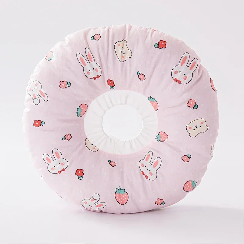 Collerette réglable pour chat en tissu rose avec motifs de lapins et fraises, confortable et esthétique.