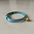 Collier à clochette pour chat bleu avec fermoir doré, idéal pour les félins élégants