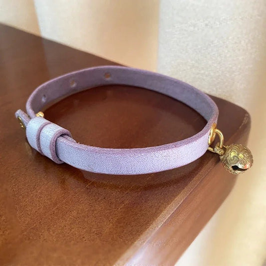 Collier à clochette pour chat en cuir lilas avec attache dorée pour un style élégant