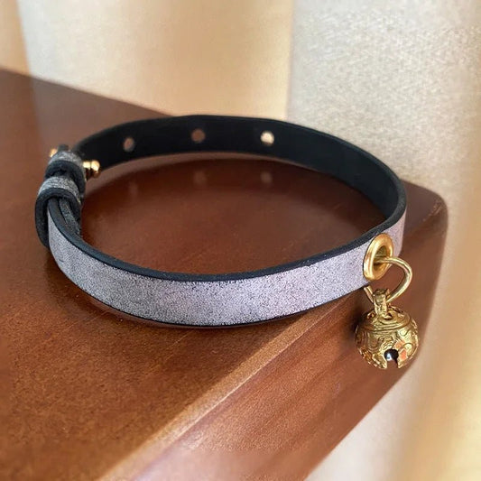 Collier à clochette pour chat en cuir gris avec une cloche dorée élégante