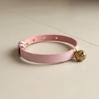 Collier à clochette pour chat en cuir rose léger avec une cloche dorée