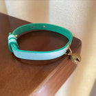 Collier à clochette pour chat en cuir bleu avec une clochette dorée et des détails élégants