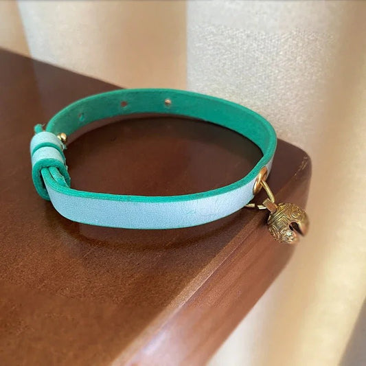 Collier à clochette pour chat en cuir bleu avec une clochette dorée et des détails élégants