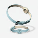 Collier avec emplacement Airtag bleu clair pour animaux avec gravure personnalisée Oscar et Plume