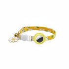 Collier avec porte-Airtag jaune à fleurs blanches signé Oscar et Plume, avec breloque fleur dorée