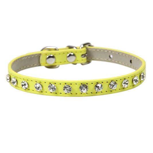 Collier brillant petit chien jaune avec strass et fermeture métallique par Oscar et Plume