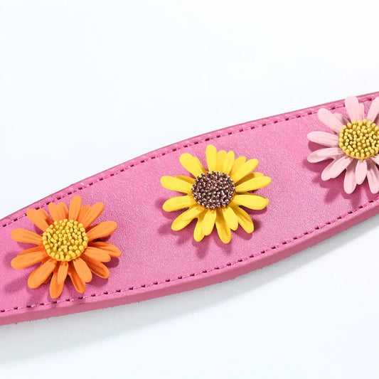 Collier chien cuir marguerite en cuir rose avec fleurs colorées en relief