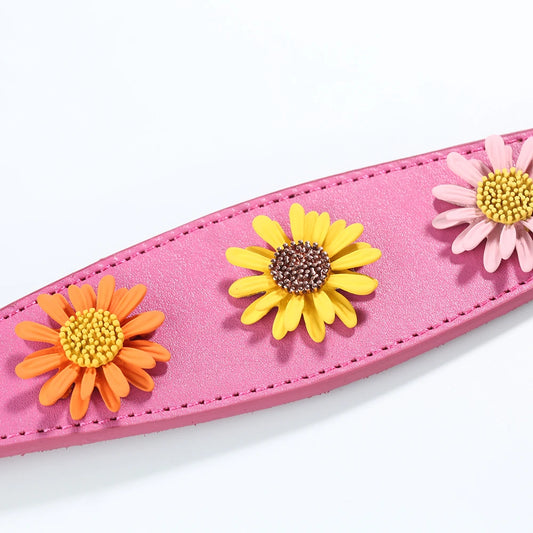 Collier chien cuir marguerite en cuir rose avec fleurs colorées en relief