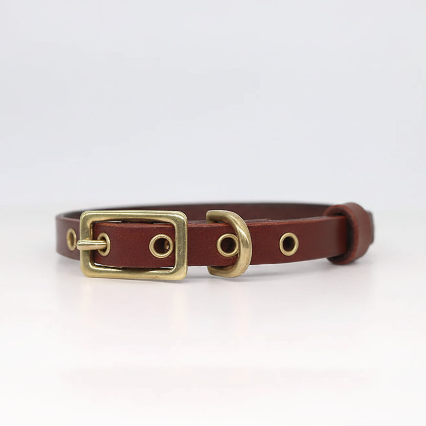 Collier chien cuir personnalisable en cuir brun avec boucle dorée et trous pour ajustement