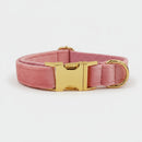 Collier chien en velours personnalisable rose avec boucle dorée et anneau d’attache