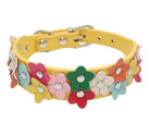 Collier chien fleurs jaune avec décorations florales multicolores signé Oscar et Plume