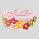 Collier chien fleurs en cuir rose orné de fleurs multicolores pour un style joyeux et coloré