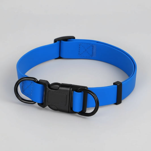Collier chien imperméable bleu vif avec boucle noire et anneaux résistants de Oscar et Plume