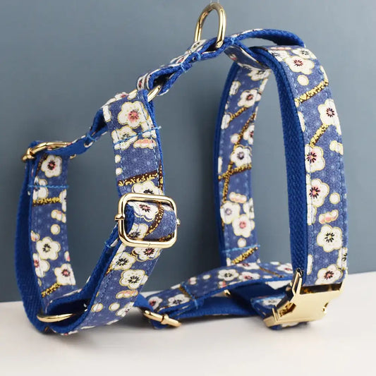 Harnais pour chien en denim bleu avec motifs floraux, idéal pour un collier chien personnalisable