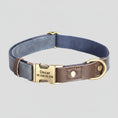 Charger l'image dans la visionneuse de la galerie, collier chien personnalisable Oscar et Plume en toile bleue et cuir marron avec boucle laiton gravée
