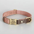 Charger l'image dans la visionneuse de la galerie, collier chien personnalisable en tissu rose poussiere et cuir marron avec boucle gravée Luna 639 892 7850
