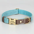 Charger l'image dans la visionneuse de la galerie, collier chien personnalisable bleu turquoise en toile avec bouclerie laiton et détails cuir brun gravé Daisy
