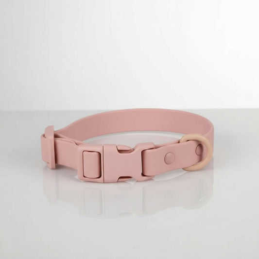 Collier chien PVC résistant rose pâle avec boucle réglable et anneau métal par Oscar et Plume