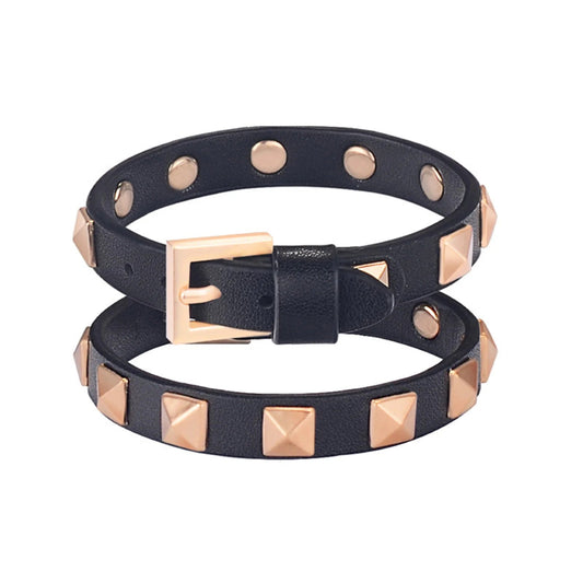Collier clouté pour chat en cuir noir avec clous dorés et boucle réglable pour un style moderne