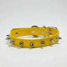 Collier clouté pour chien en cuir jaune avec pointes métalliques argentées de la marque Oscar et Plume
